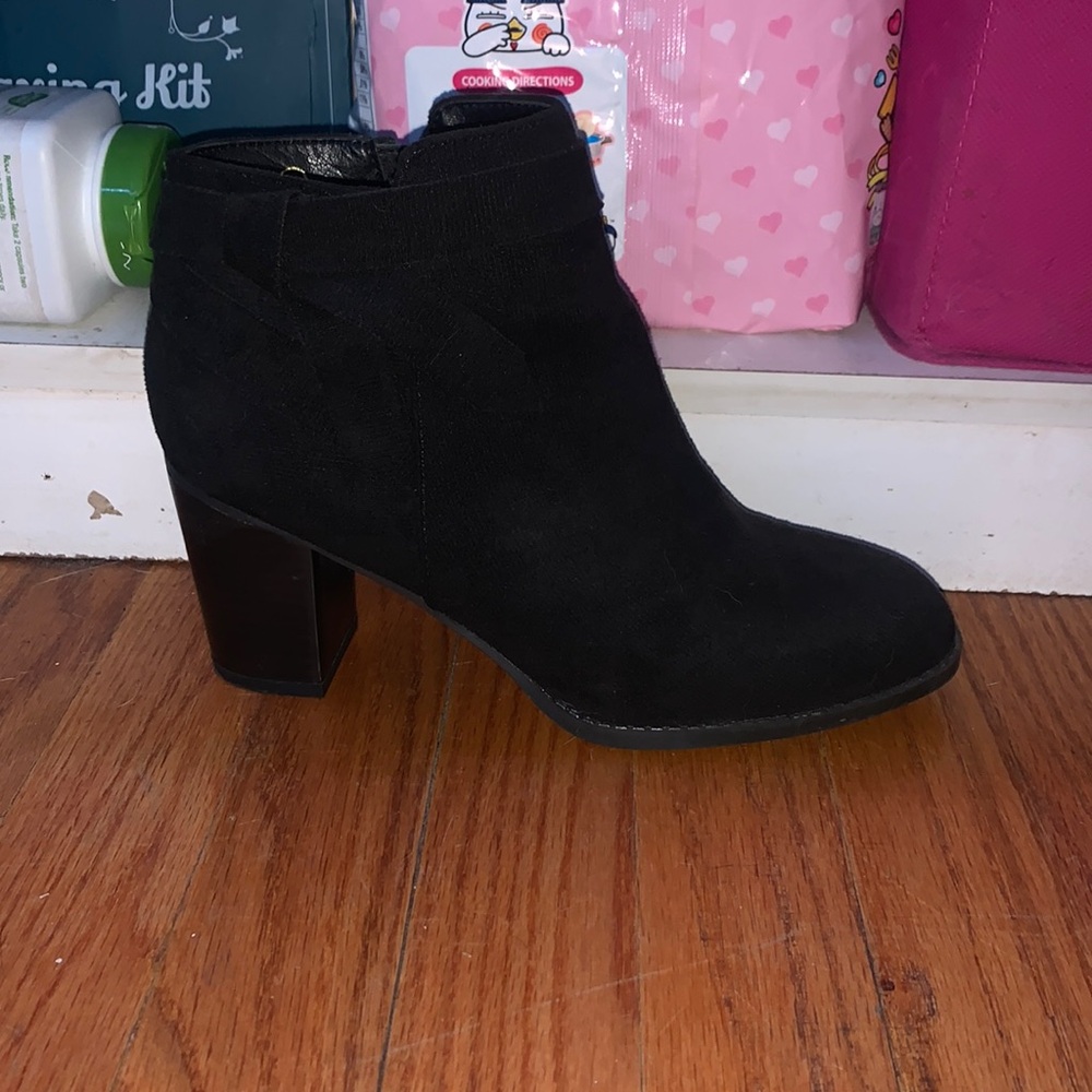 women’s small heeled boot